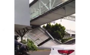 Se desprende techumbre de puente peatonal en la Terminal 1 del AICM; una automovilista resulta lesionada